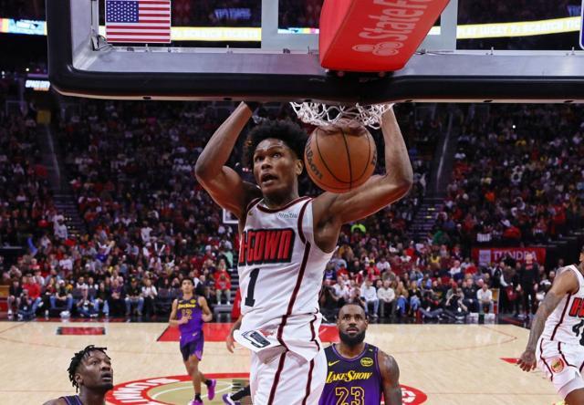 天天盈球足球比分-火箭又一21岁新星蜕变：攻防一体扎心詹皇